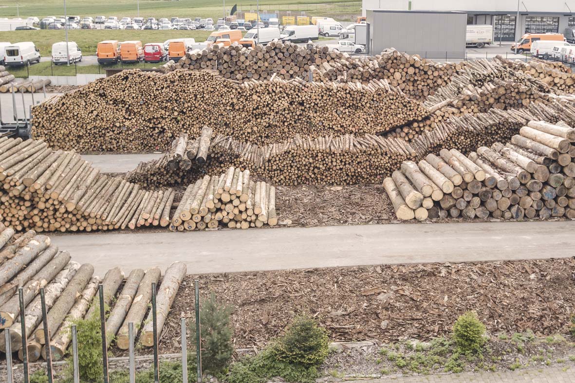 Drohnenaufnahme des Holzlagerplatzes der Firma Bailänder Industrieholz in Gaildorf Münster.