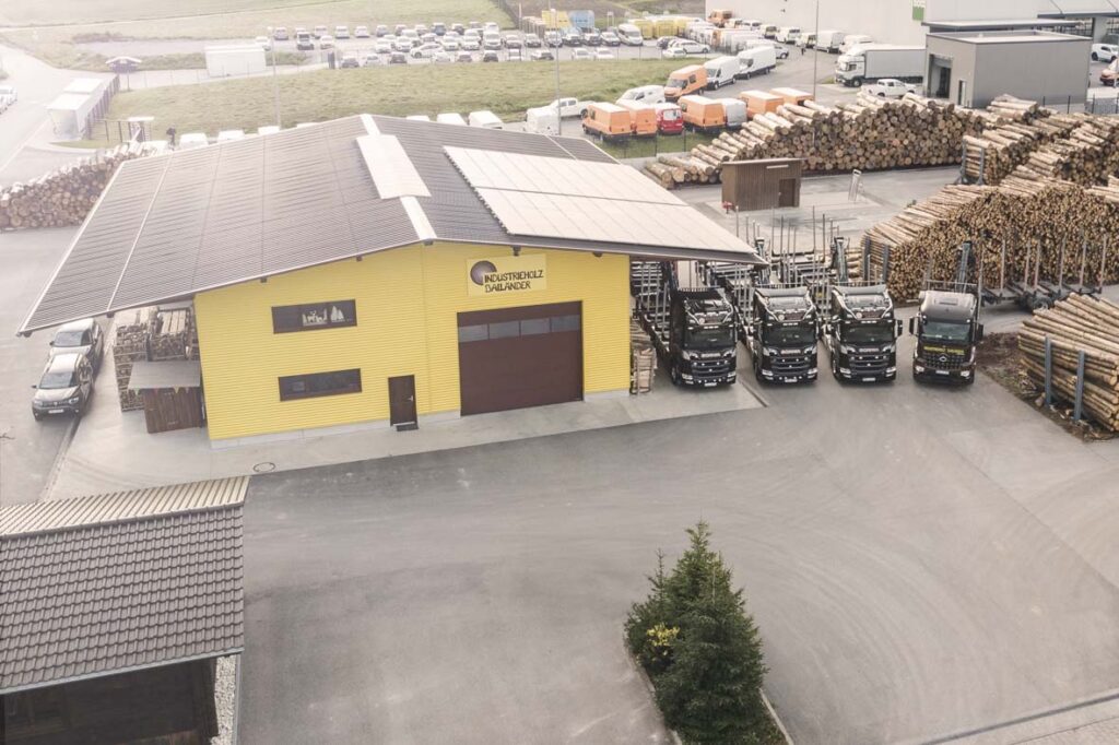 Drohnenaufnahme des Holzlagerplatzes mit Lagerhalle der Firma Bailänder Industrieholz in Gaildorf Münster.